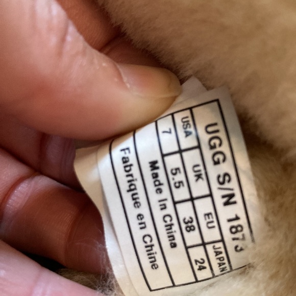 UGGs- three button Bailey chestnut color - Picture 7 of 12